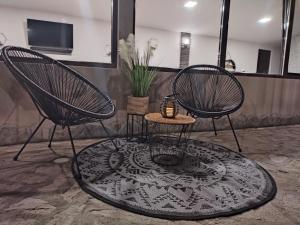 twee stoelen en een tafel in een kamer bij Къща за гости Вила Победа 