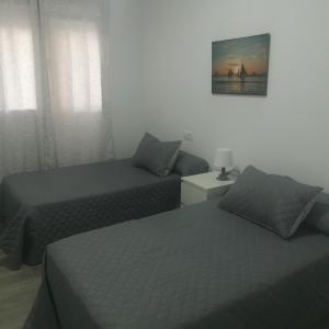 Postel nebo postele na pokoji v ubytování Apartamentos Sanlucar Beach 1 + 6 fotografií