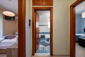 una camera con porta che conduce a una camera da letto di Sunny Garden Apartments a Pastida