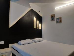 um quarto com uma cama com duas almofadas em The White House em Nainital