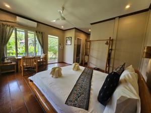 Un dormitorio con una cama con una corbata. en Bearlinbungalow, en Vang Vieng
