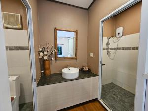 a bathroom with a sink and a mirror at Bearlinbungalow in Vang Vieng