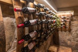 una fila di bottiglie di vino in una cantina di Hill Cottage Haloze a Gruškovec
