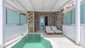 Piscina di Thea Sunset Suites o nelle vicinanze