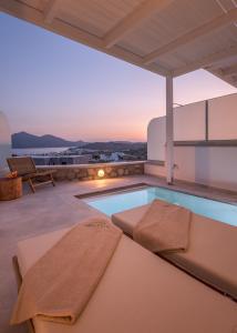 Piscina di Thea Sunset Suites o nelle vicinanze