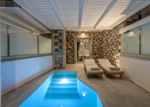 Piscina di Thea Sunset Suites o nelle vicinanze