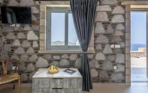 TV a/nebo společenská místnost v ubytování Thea Sunset Suites