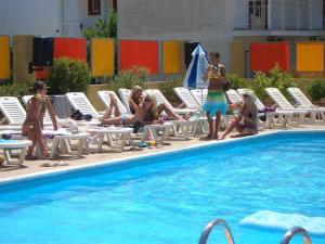 Bassein majutusasutuses Kavos Central või selle lähedal