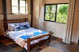 Tempat tidur dalam kamar di Khululeka Guest Farm