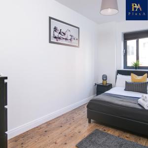 1 dormitorio con paredes blancas y 1 cama en Peaceful Serviced Apartment - Pluxa The Zen, en Birmingham