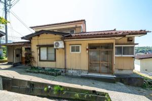 a small house with at Green Hills in Itoigawa
