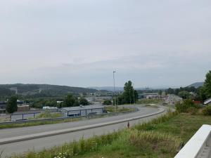una autopista con una curva en la carretera en Trivelig leilighet gratis parkering på stedet! en Porsgrunn