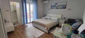una camera con letto e un soggiorno di Bicanic Apartments and Rooms a Crikvenica