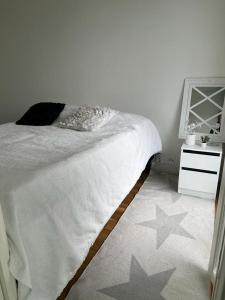een slaapkamer met een bed en een spiegel aan de muur bij Modern apartment nearby Airport 2 in Vantaa