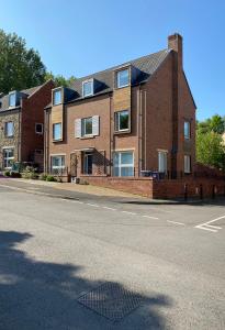 uma grande casa de tijolos ao lado de uma rua em Number 2, Spacious Rooms, Near Ironbridge! em Telford