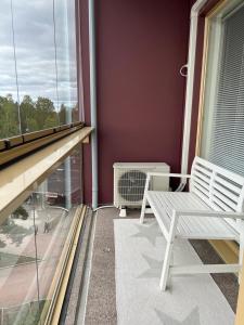 een balkon met een witte bank en een raam bij Modern apartment nearby Airport 2 in Vantaa