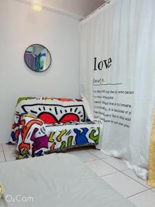 1 dormitorio con cama y espejo en ㄧ個背包客棧 en Chu-nan-ts'un