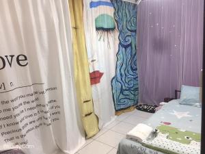 una habitación con una cama y una cortina que dice amor en ㄧ個背包客棧 en Chu-nan-ts'un