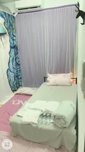 Una cama o camas en una habitación de ㄧ個背包客棧