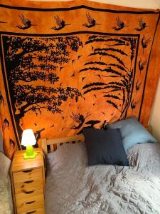 um quarto com uma cama com uma cabeceira de madeira em Bogyó Kert em Nagymaros