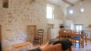 Χώρος καθιστικού στο La Chapelle Gite avec piscine chauffee