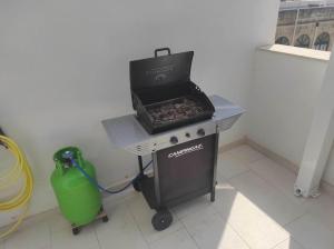 Gril dostupný pro hosty v apartmánu