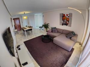 Televízia a/alebo spoločenská miestnosť v ubytovaní La Reserva de Marbella Penthouse