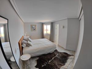 Posteľ alebo postele v izbe v ubytovaní La Reserva de Marbella Penthouse