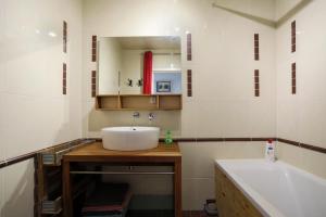 La salle de bains est pourvue d'un lavabo et d'une baignoire. dans l'établissement Espace Lumineux avec Jardin et Garage clos à 15 min de Paris, à Créteil