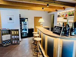 Sohvabaar või baar majutusasutuses Chalet Grumer Suites&Spa