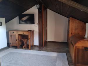 レシテンにあるLeshten Valentin's Houseのベッドと机とテレビのある部屋