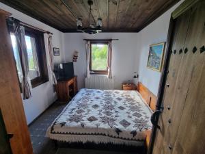 1 dormitorio con cama y ventana en Leshten Valentin's House en Leshten
