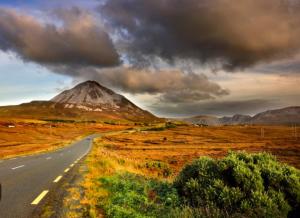 ドニゴールにあるDonegal hills viewの山の畑の中の道