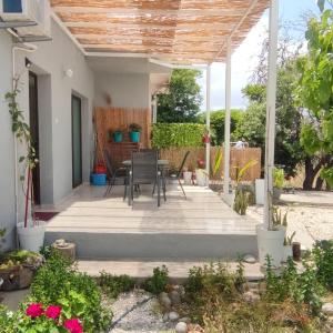 un porche de una casa con mesa y sillas en Oasis Nature, en Polis Chrysochous