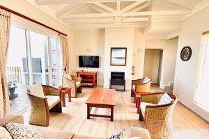 un soggiorno con divano e tavolo di Luxury Lodge at Pinnacle Point a Mossel Bay
