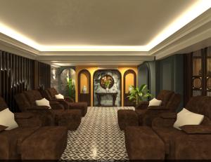 Salute Premium Hotel & Spa في هانوي: غرفة معيشة مع كراسي ومدفأة