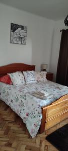 uma cama com uma estrutura de madeira e almofadas em Casa dos avós em Canas de Senhorim