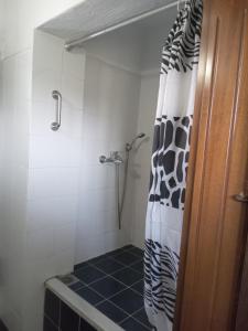 Et badeværelse på The White Rabbit Guesthouse Eco-Lodge "Cosy Apartment"