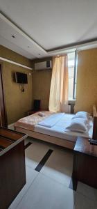 Cama grande en habitación con ventana en Almeto Hotel, en Tiflis