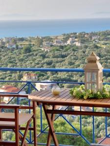 una mesa y sillas en un balcón con vistas en Lefkas Dream, en Lefkada