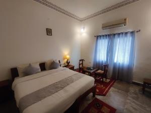 Voodi või voodid majutusasutuse Satyam Palace Resort toas