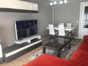 salon z czerwoną kanapą i stołem w obiekcie paseo de la Quinta w mieście Colindres
