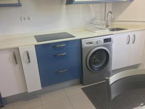 een keuken met een wasmachine en een wastafel bij paseo de la Quinta in Colindres