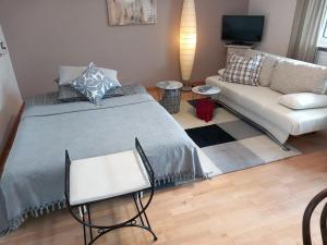 sala de estar con cama y sofá en FEWO Mariposa, en Riegelsberg