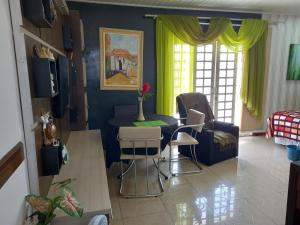 a living room with a table and chairs at Estúdio central PG1 prox Paladium in Ponta Grossa