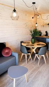 - un salon avec une table et un canapé dans l'établissement Domki Krasne Morze, à Mielenko