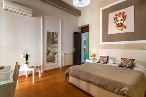1 dormitorio con 1 cama y 1 dormitorio con mesa en La Casa del Moro, en Palermo