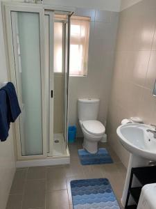 Baðherbergi á Sunset Apt Modern 1 bedroom Apt near the Beach