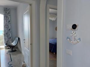 uma sala com uma porta que leva a um quarto em Casa Ortensia em Albissola Marina