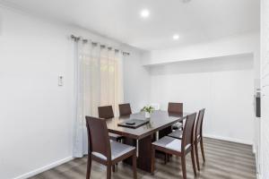 Χώρος καθιστικού στο Stylish Home in Fig Tree Pocket near Lone Pine +14 φωτογραφίες